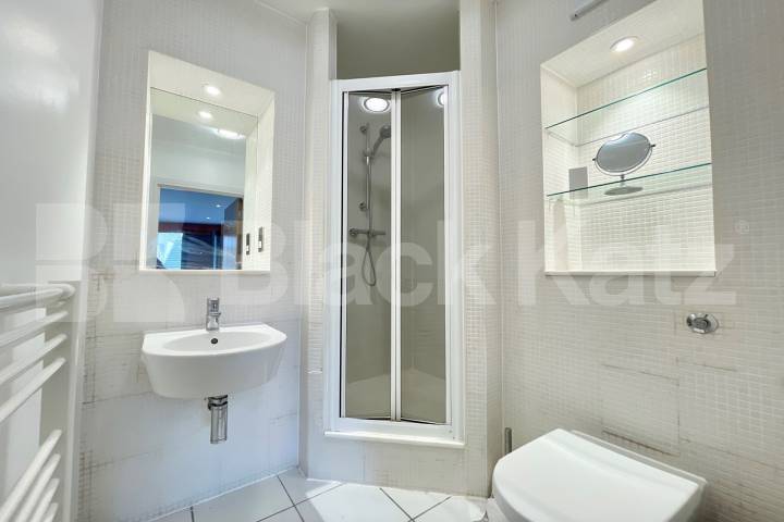 Boasting 1022 Sq. Ft. of living & entertaining space & charming balcony Southwark Bridge Road, Borough