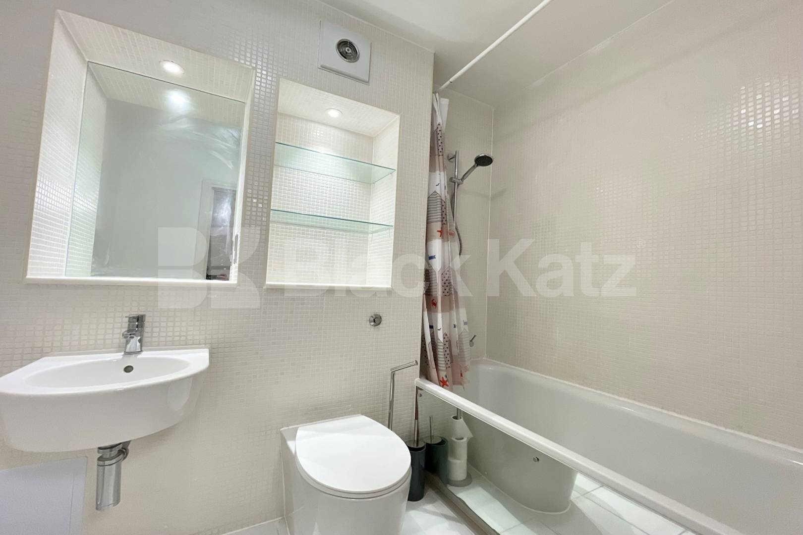 Boasting 1022 Sq. Ft. of living & entertaining space & charming balcony Southwark Bridge Road, Borough