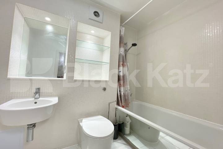 Boasting 1022 Sq. Ft. of living & entertaining space & charming balcony Southwark Bridge Road, Borough