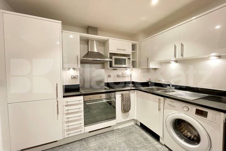 Boasting 1022 Sq. Ft. of living & entertaining space & charming balcony Southwark Bridge Road, Borough