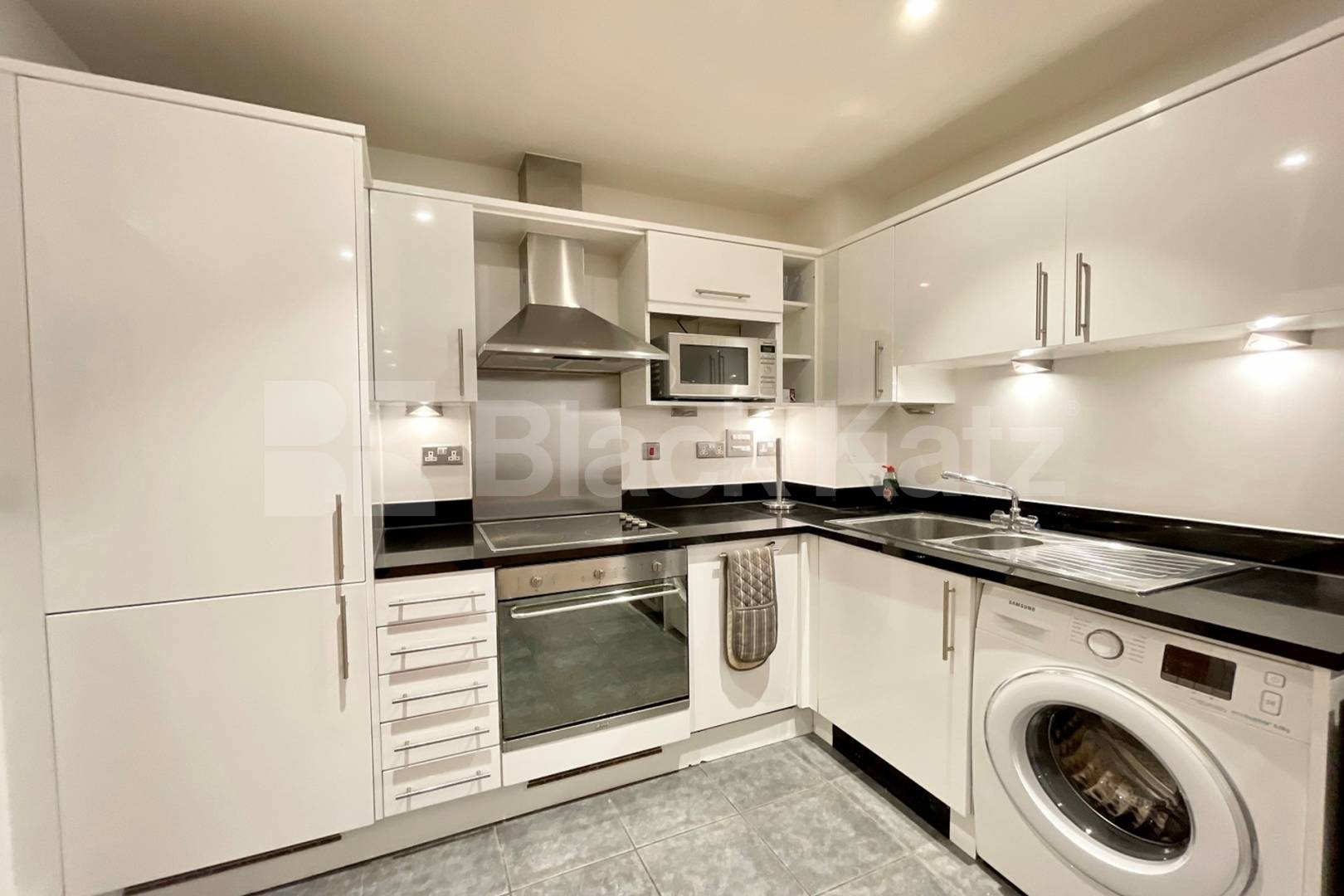 Boasting 1022 Sq. Ft. of living & entertaining space & charming balcony Southwark Bridge Road, Borough