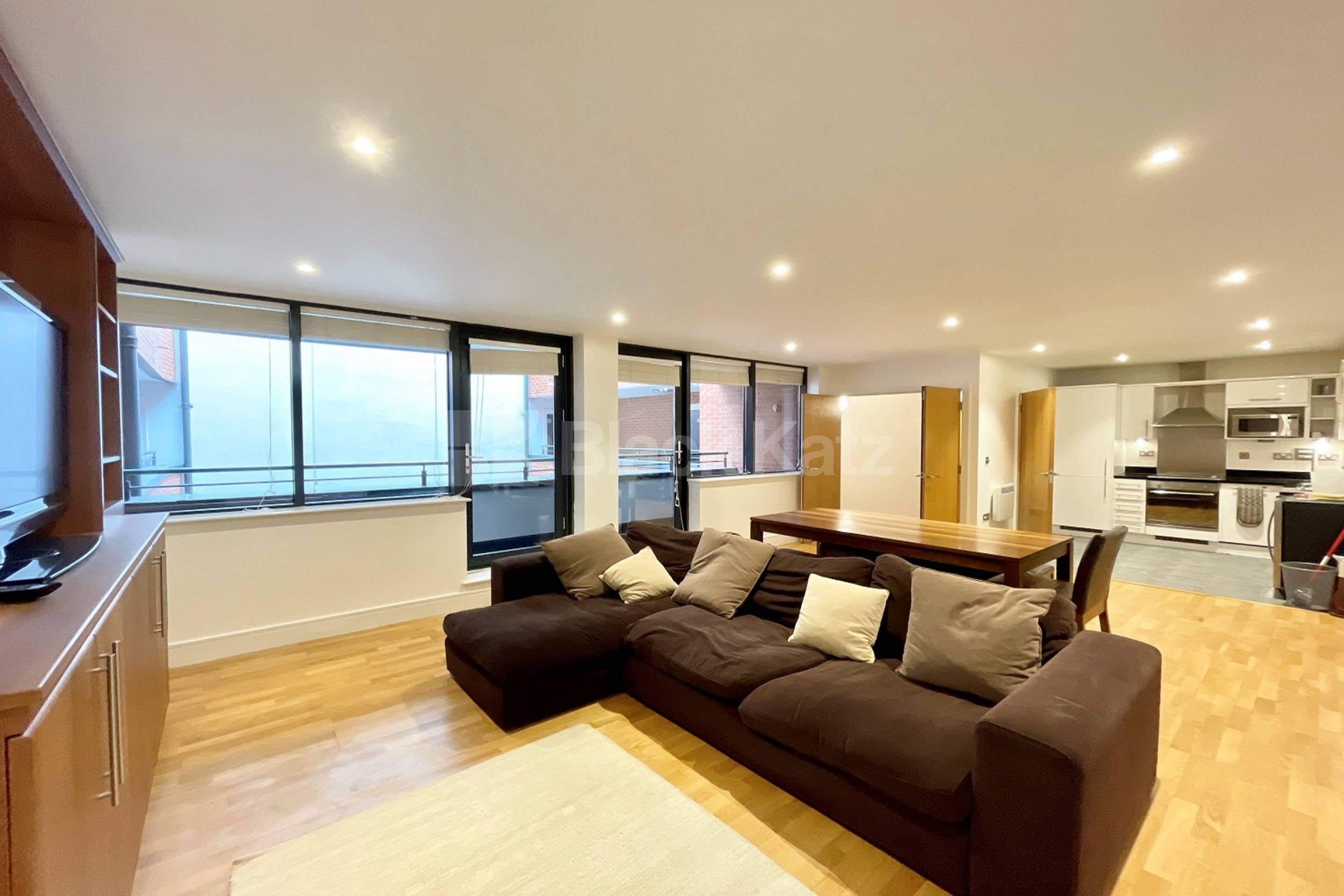 Boasting 1022 Sq. Ft. of living & entertaining space & charming balcony Southwark Bridge Road, Borough SE1