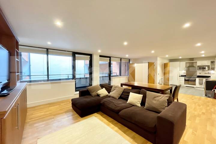 Boasting 1022 Sq. Ft. of living & entertaining space & charming balcony Southwark Bridge Road, Borough