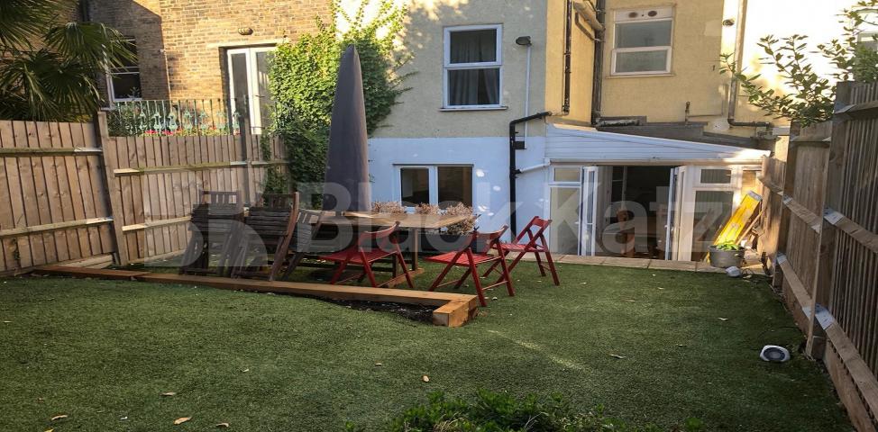 			LET , 2 Bedroom, 1 bath, 1 reception Apartment			 Chivalry Road, Clapham Junction 