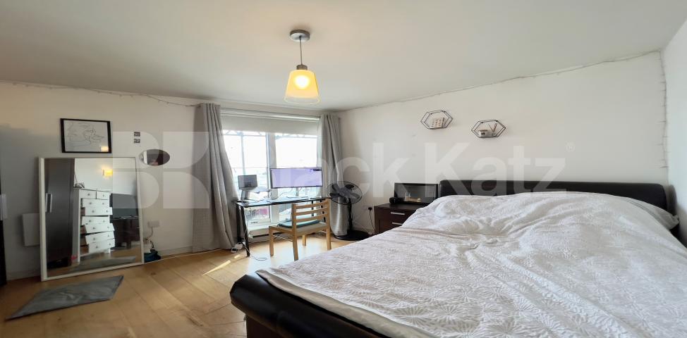 Penthouse apartment, roof terrace with views over the city & 24hr.Concierge.  South Central, Steedman Street, Elephant and Castle SE17