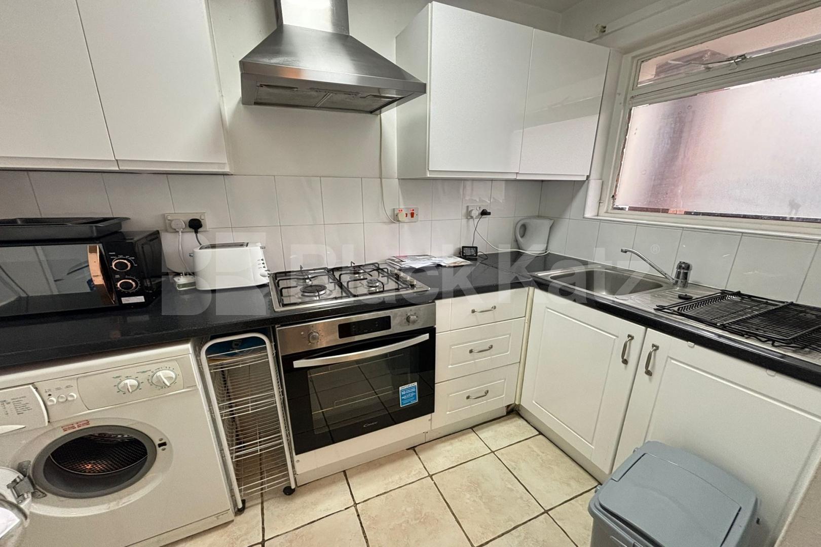 Generous top floor apartment with balcony   Coopers Close, Lambeth North/ Waterloo