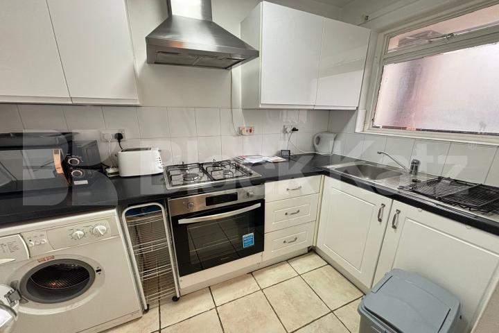 Generous top floor apartment with balcony   Coopers Close, Lambeth North/ Waterloo