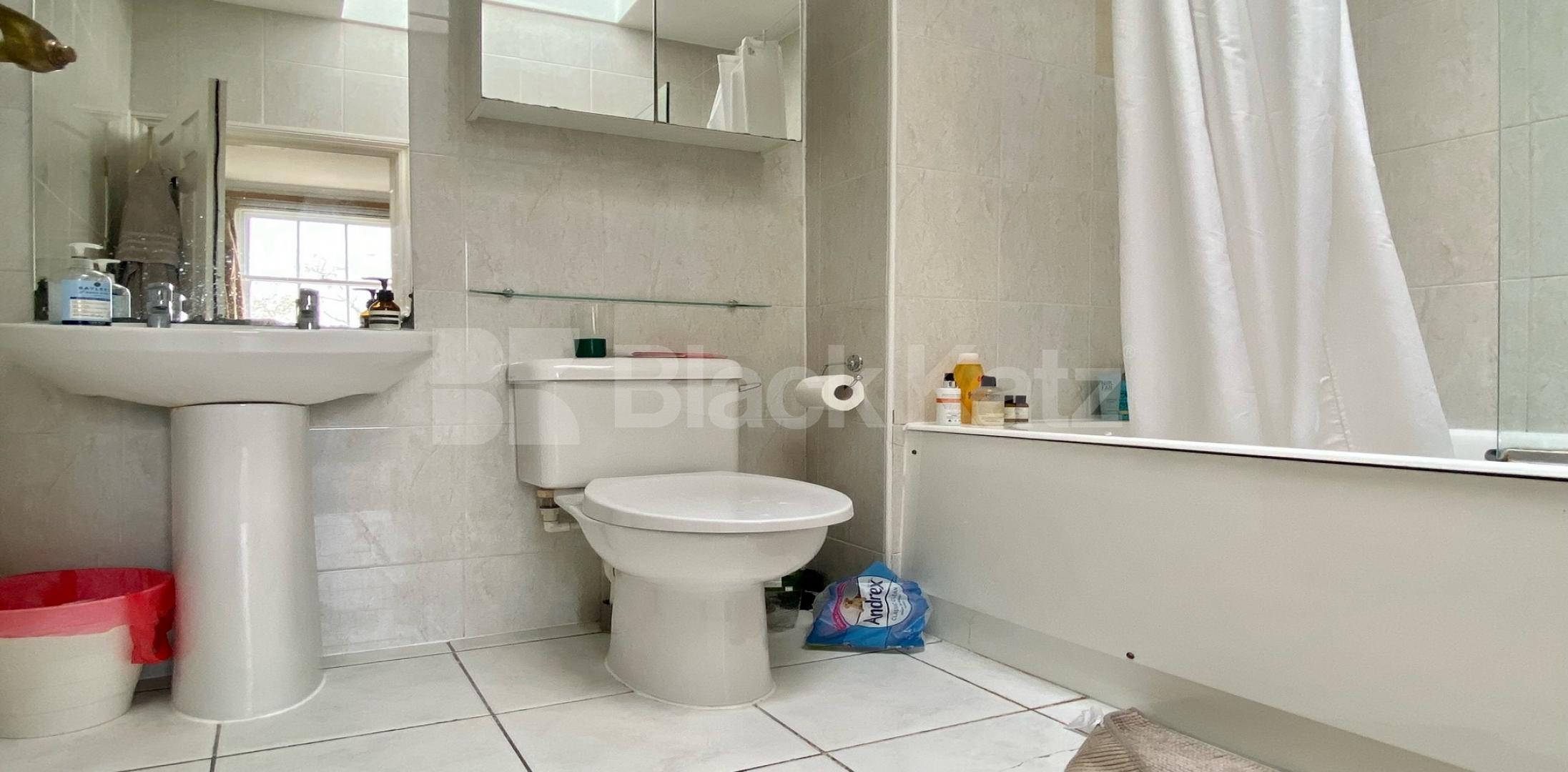 			LET  , 3 Bedroom, 2 bath, 1 reception Apartment			 St George’s Square, Pimilco / Victoria 