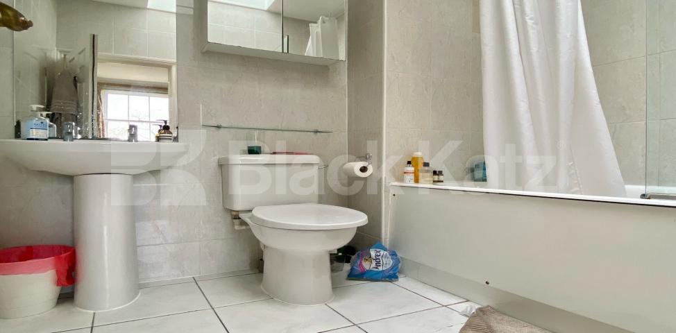 			LET  , 3 Bedroom, 2 bath, 1 reception Apartment			 St George’s Square, Pimilco / Victoria 