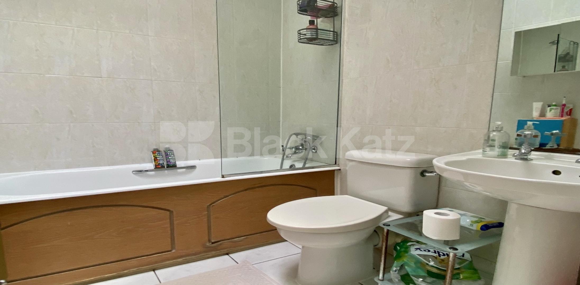 			LET  , 3 Bedroom, 2 bath, 1 reception Apartment			 St George’s Square, Pimilco / Victoria 