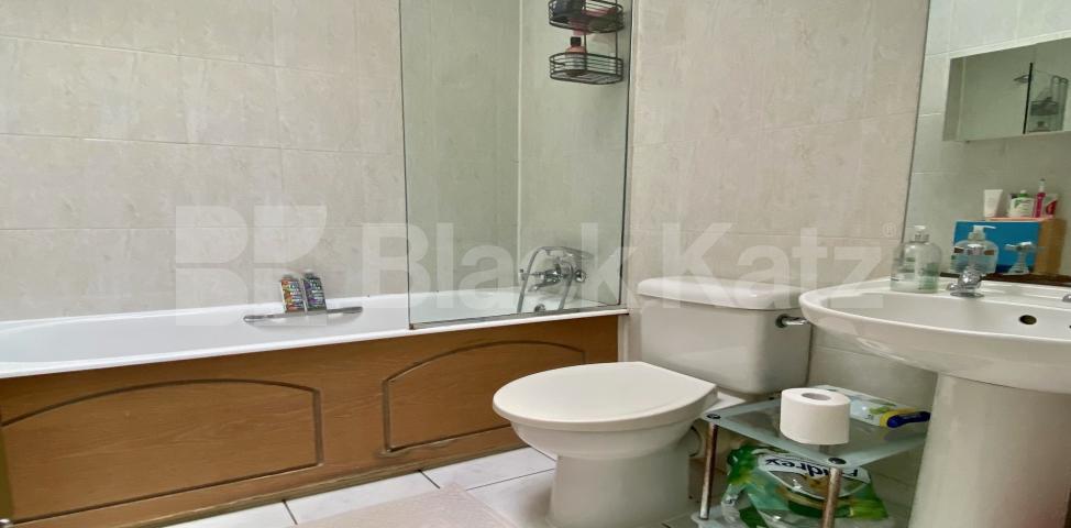 			LET  , 3 Bedroom, 2 bath, 1 reception Apartment			 St George’s Square, Pimilco / Victoria 