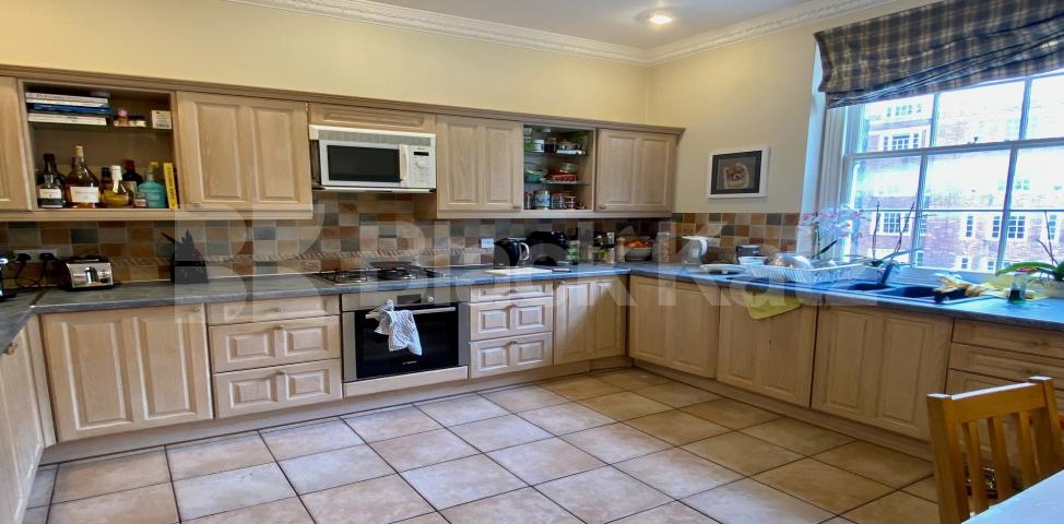 			LET  , 3 Bedroom, 2 bath, 1 reception Apartment			 St George’s Square, Pimilco / Victoria 