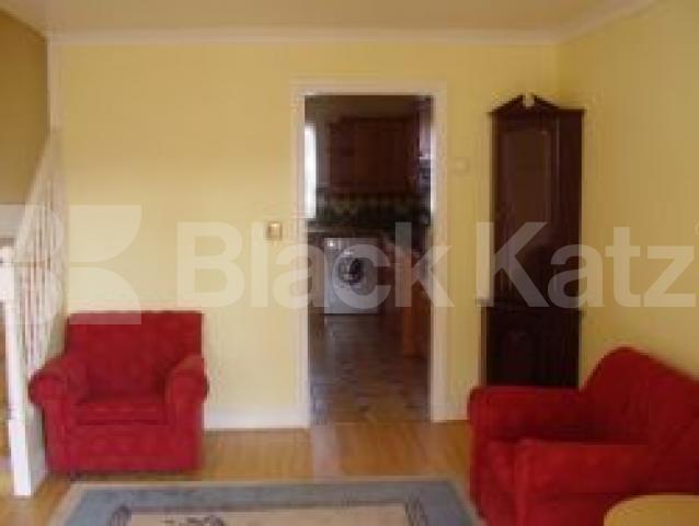 			4 Bedroom, 1 bath, 1 reception House			 Shearling Way, CALEDONIAN ROAD