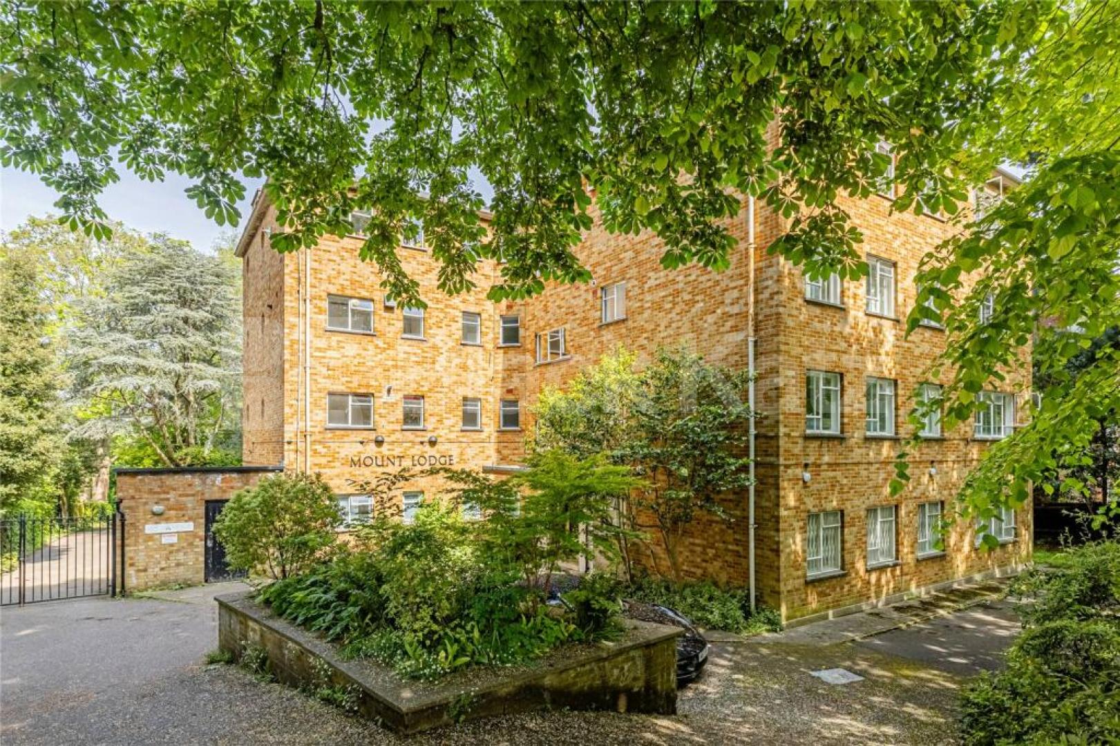 Spacious Four Bedroom Flat with Large Lounge & Communal Gardens Shepherds Hill, Muswell Hill