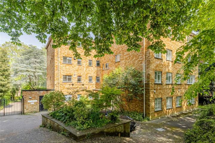 Spacious Four Bedroom Flat with Large Lounge & Communal Gardens Shepherds Hill, Muswell Hill