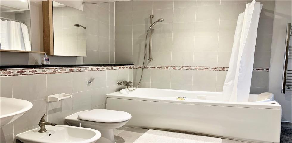 			4 Bedroom, 1 bath, 1 reception Apartment			 Lymington Road, WEST HAMPSTEAD