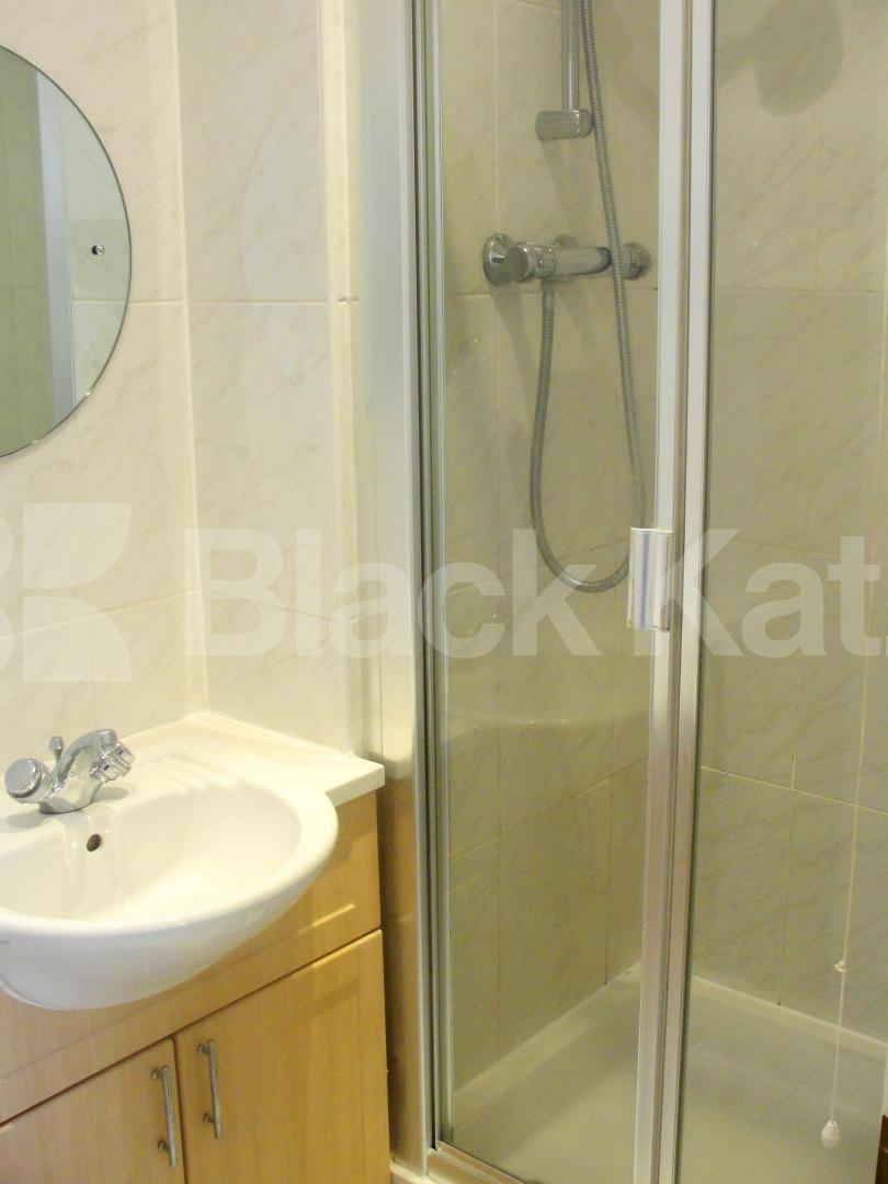 			LET, 3 Bedroom, 1 bath, 1 reception Apartment			 Kingfisher Court, Swan Street , Borough / London Bridge 