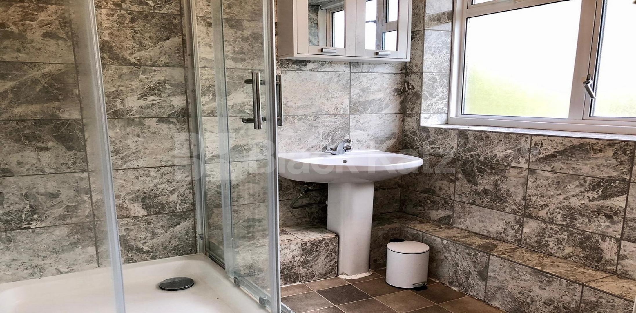 			LET, 3 Bedroom, 1 bath, 1 reception Apartment			 Sidney Square, Whitechapel