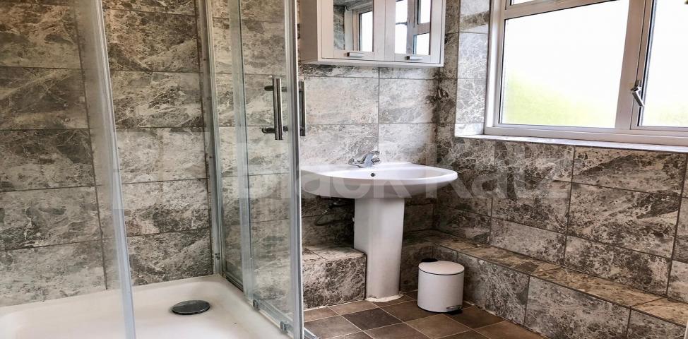 			LET, 3 Bedroom, 1 bath, 1 reception Apartment			 Sidney Square, Whitechapel