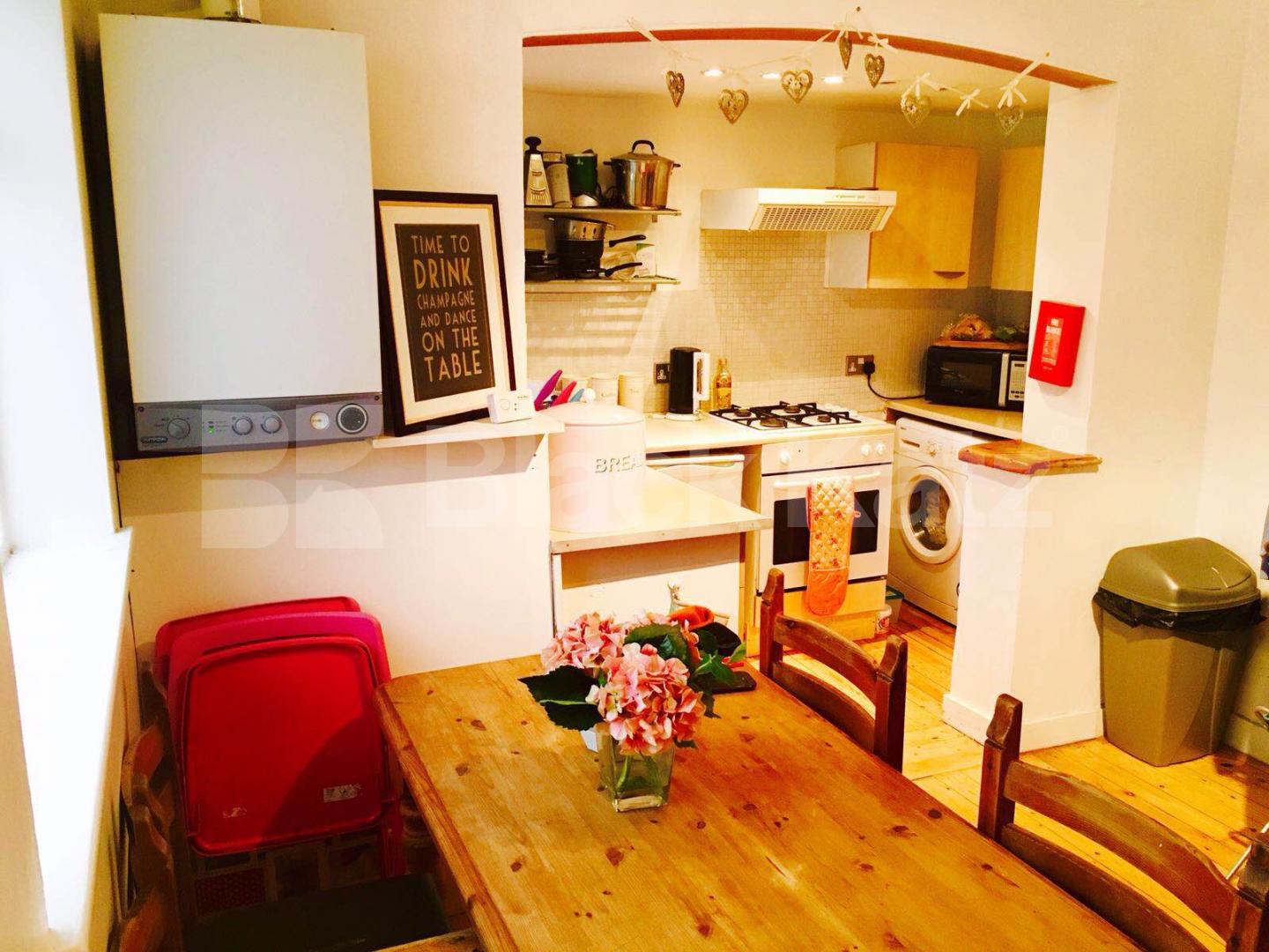 			UNDER OFFER , 3 Bedroom, 1 bath, 1 reception Apartment			 Stockwell Green, Stockwell/Brixton/Clapham borders 