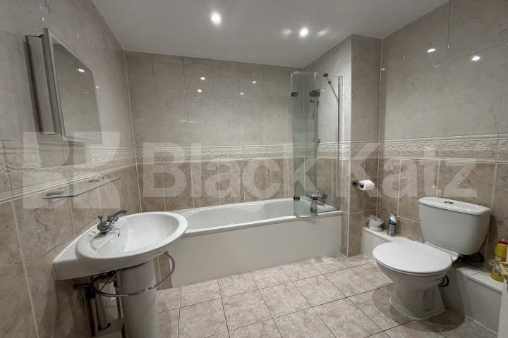 Stylish & contemporary with parking, private patio & inclusive of water rates  Russell Lodge, Spurgeon Street, London Bridge