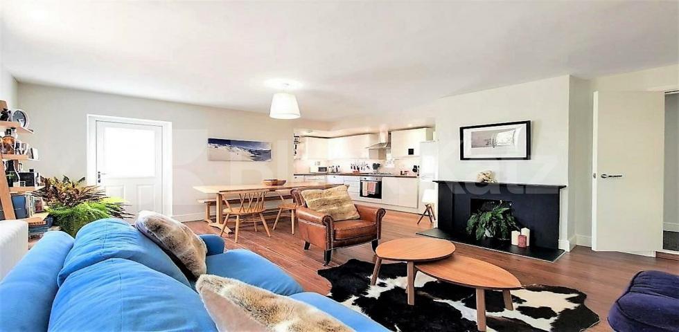 			GARDEN FLAT & WITH GARAGE!, 2 Bedroom, 1 bath, 1 reception House			 St Annes Close, HIGHGATE