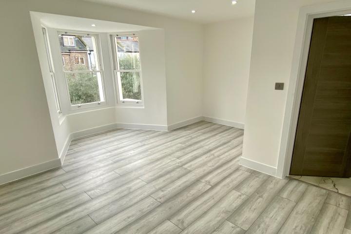 Bright studio, newly refurbished studio apartment with roof terrace. Old Kent Road, Bermondsey / Elephant and Castle