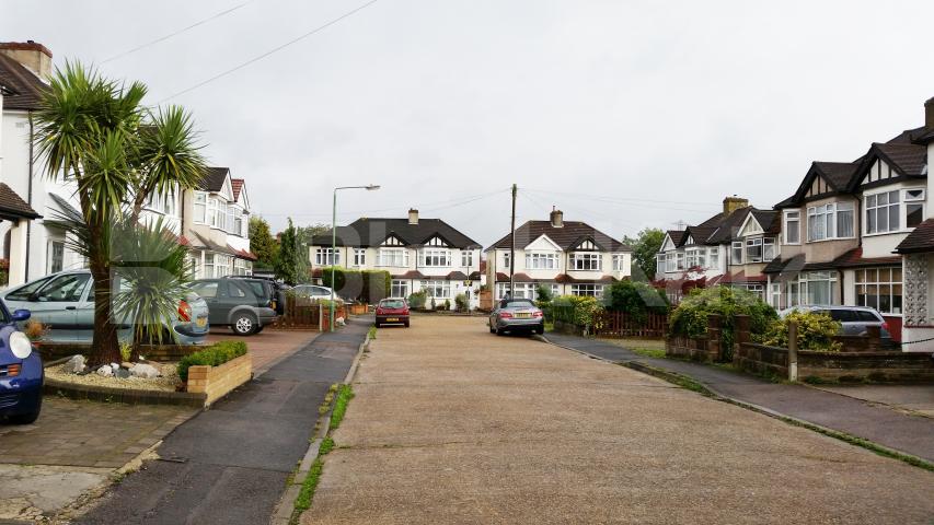 			NEW INSTRUCTION, 3 Bedroom, 1 bath, 1 reception Detached House			 Stonecot Close, Sutton