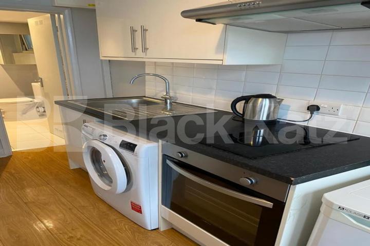 Single self-contained studio located only a short walk to wood green station Woodside Road , Wood Green