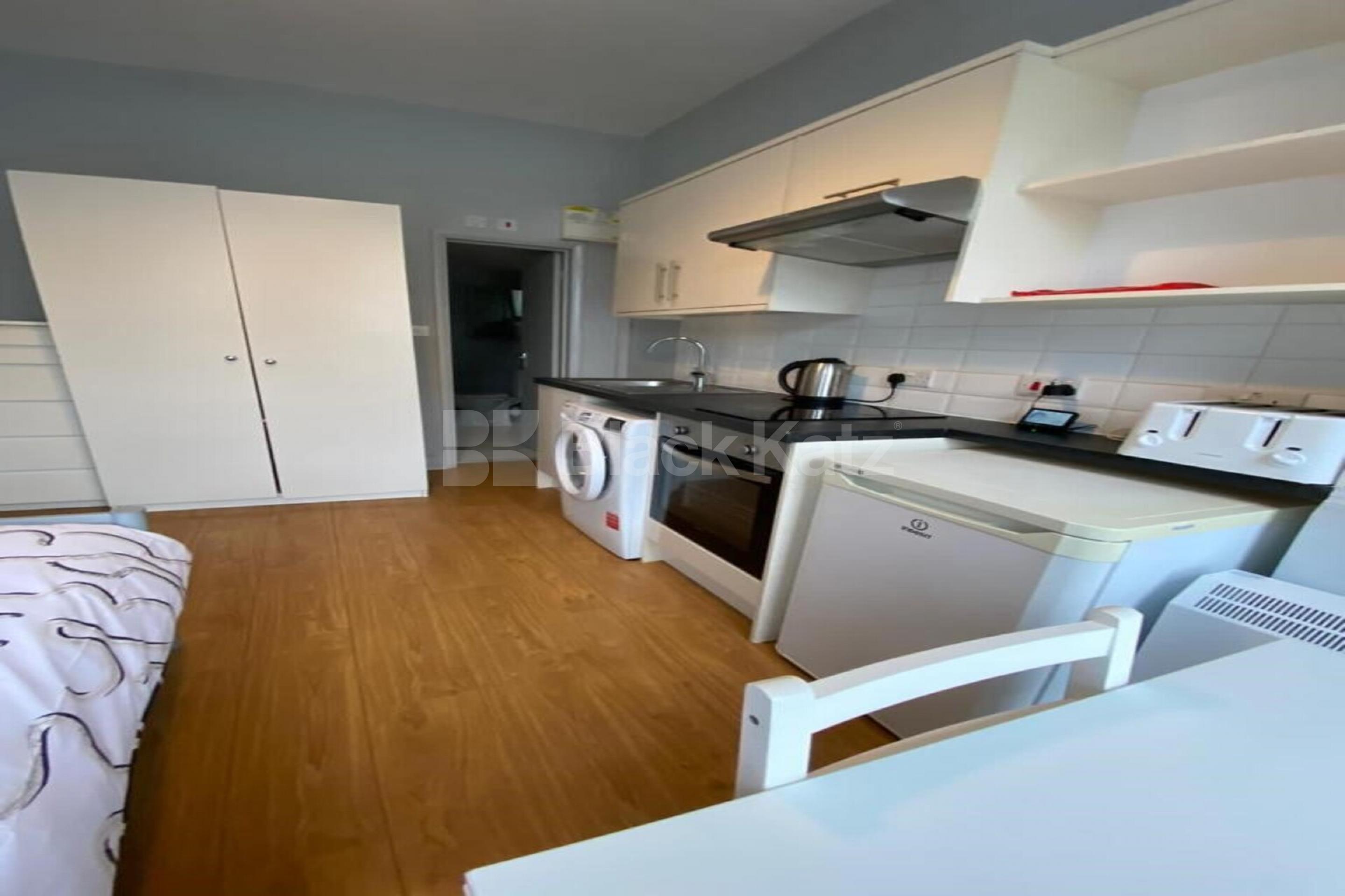 Single self-contained studio located only a short walk to wood green station Woodside Road , Wood Green N22