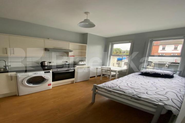 Single self-contained studio located only a short walk to wood green station Woodside Road , Wood Green