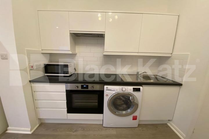 Self-contained modern Studio located in Wood Green close to amenities   Woodside Road , Wood Green