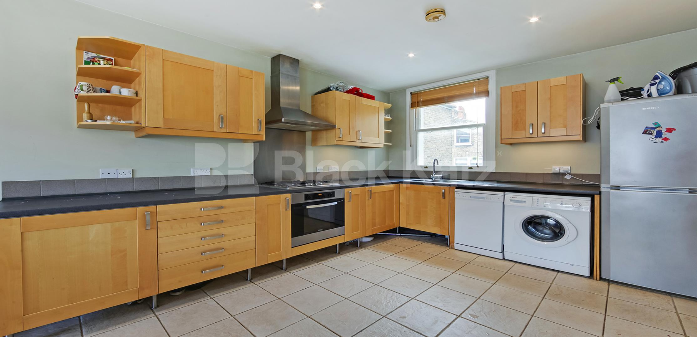 			LET , 3 Bedroom, 1 bath, 1 reception Apartment			 Tregarvon Road, Clapham Common North Side.