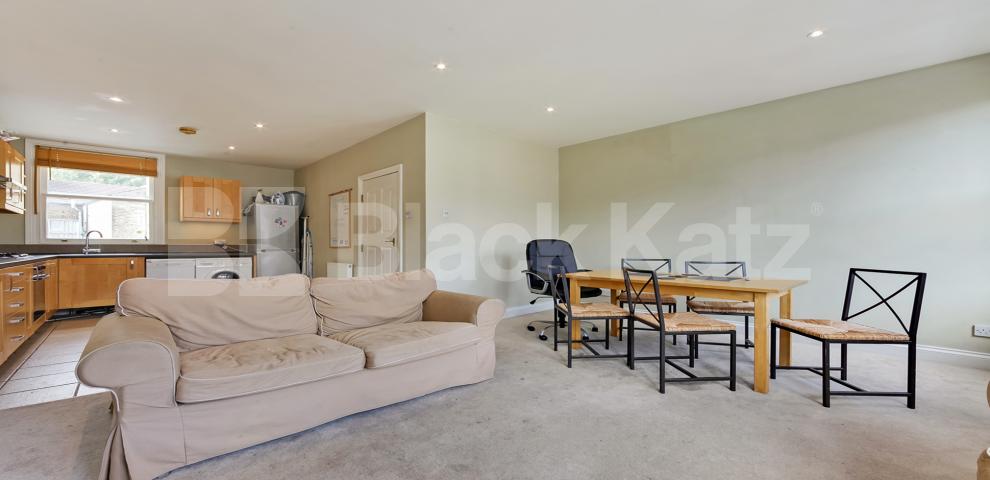 			LET , 3 Bedroom, 1 bath, 1 reception Apartment			 Tregarvon Road, Clapham Common North Side.