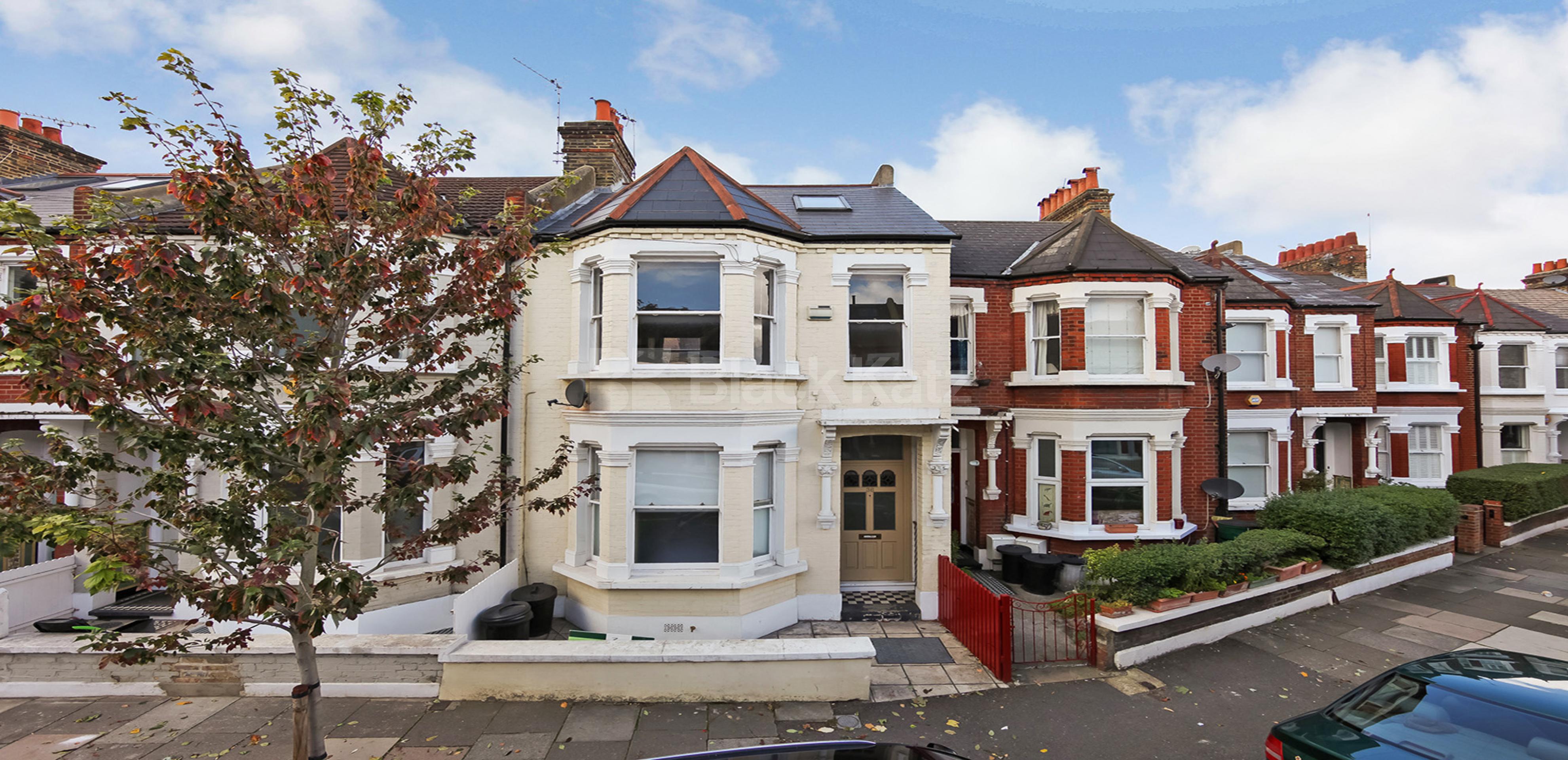 			LET , 3 Bedroom, 1 bath, 1 reception Apartment			 Tregarvon Road, Clapham Common North Side. SW11