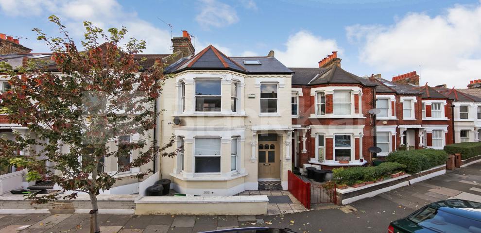 			LET , 3 Bedroom, 1 bath, 1 reception Apartment			 Tregarvon Road, Clapham Common North Side.