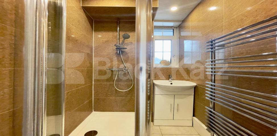 			LET , 3 Bedroom, 1 bath, 0 reception Apartment			 Tiverton Street, Elephant & Castle / Borough