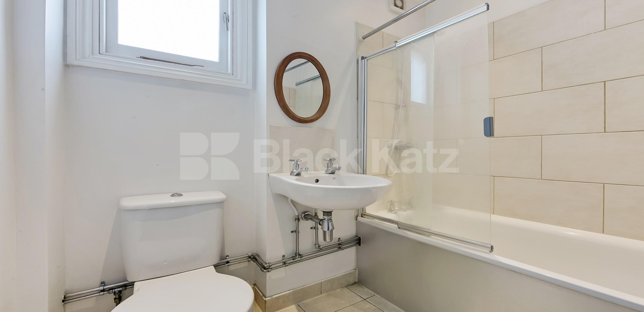 			LET , 3 Bedroom, 1 bath, 1 reception Apartment			 Tregarvon Road, Clapham Common North Side.