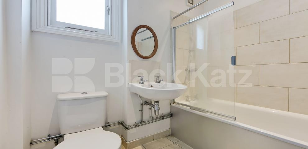 			LET , 3 Bedroom, 1 bath, 1 reception Apartment			 Tregarvon Road, Clapham Common North Side.