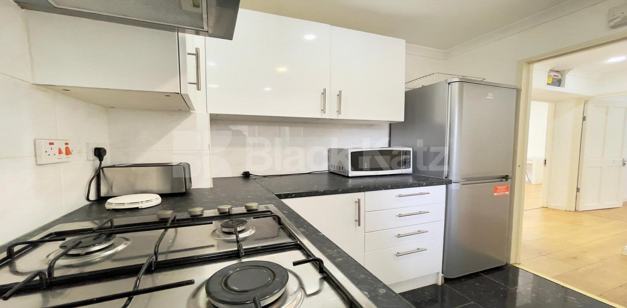 			LET , 3 Bedroom, 1 bath, 0 reception Apartment			 Tiverton Street, Elephant & Castle / Borough