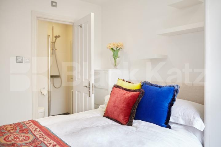 			BEAUTIFUL TWO BEDROOM PERIOD CONVERSION, 2 Bedroom, 1 bath, 1 reception Flat			 Southgate Road, DE BEAUVOIR-ISLINGTON
