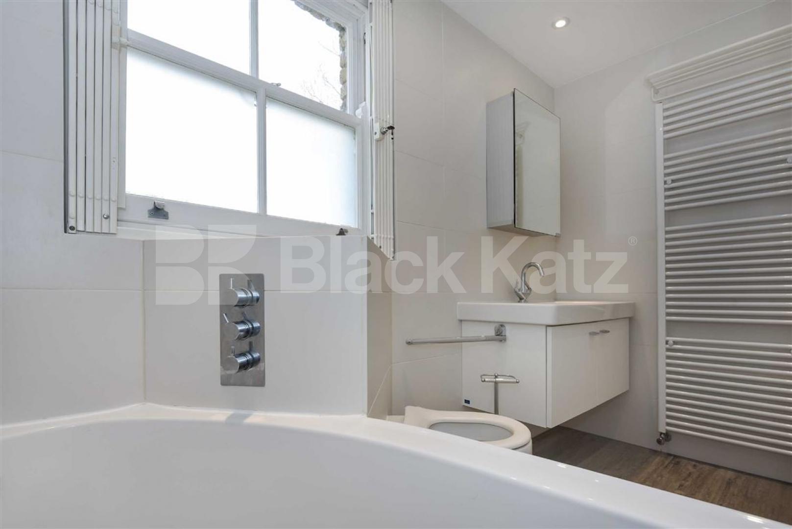			BEAUTIFUL TWO BEDROOM PERIOD CONVERSION, 2 Bedroom, 1 bath, 1 reception Flat			 Southgate Road, DE BEAUVOIR-ISLINGTON
