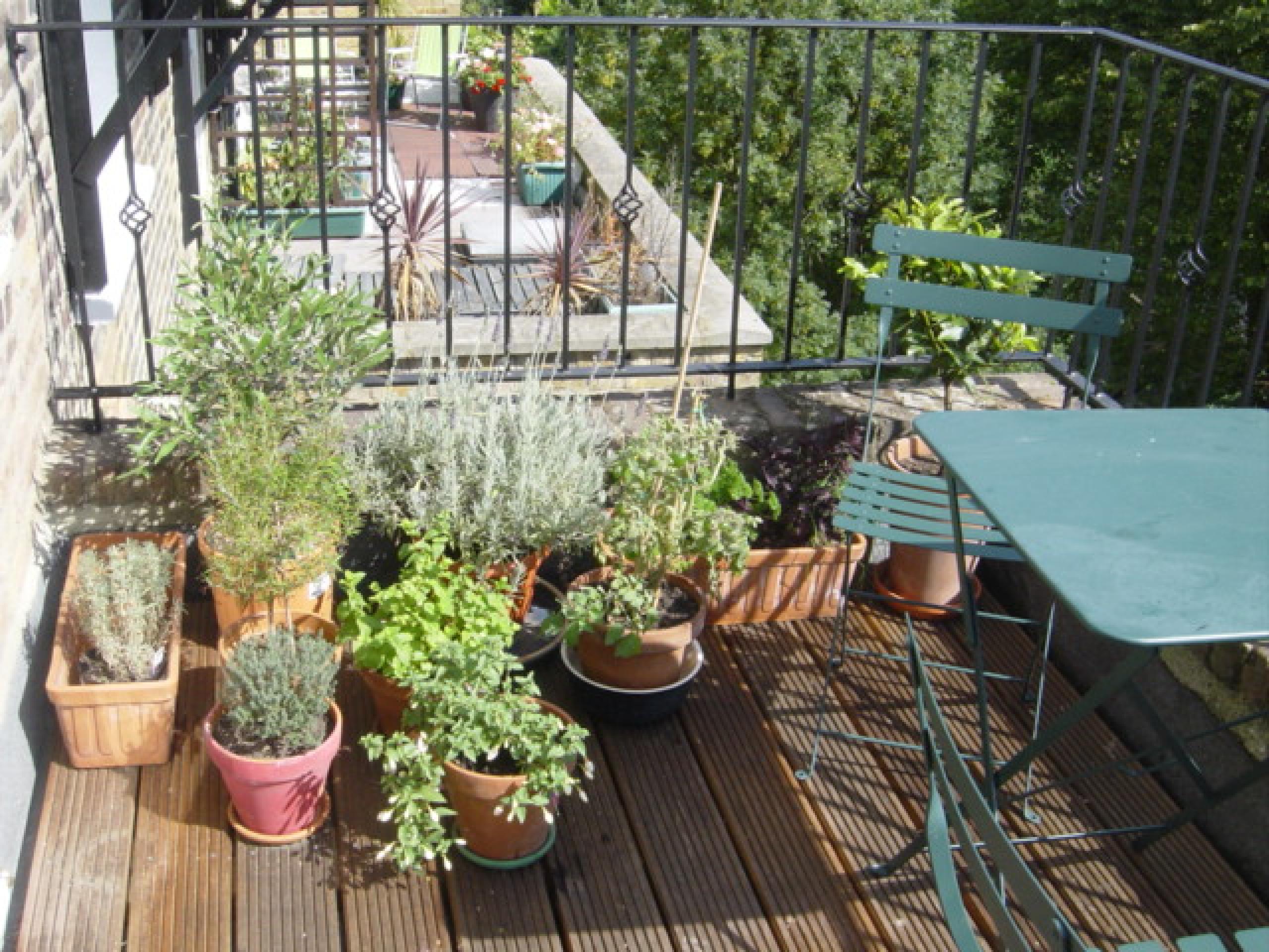 			NEW INSTRUCTION W/ ROOF TERRACE! MUST SEE, 2 Bedroom, 1 bath, 1 reception Apartment			 Sutherland Avenue, W9 2HF W9