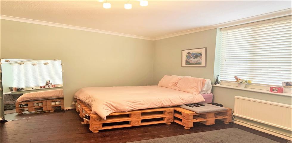 			HEATING and HOT WATER INCLUDED, 3 Bedroom, 1 bath, 1 reception House			 Barlow Road , WEST HAMPSTEAD