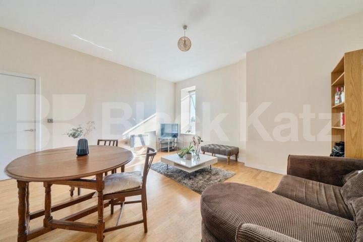 Located in a art decor building a modern 3 bedroom 2 bathroom apartment Axminster Road, Holloway