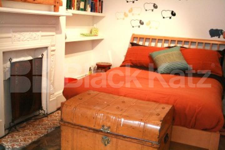 			(NEW INSTRUCTION)  GREAT FOR STUDENTS OR SHARERS!!!, 1 Bedroom, 1 bath, 1 reception Flat			 Hanson Street, FITZROVIA BLOOMSBURY