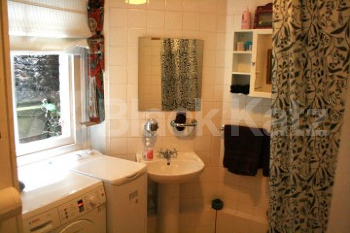			(NEW INSTRUCTION)  GREAT FOR STUDENTS OR SHARERS!!!, 1 Bedroom, 1 bath, 1 reception Flat			 Hanson Street, FITZROVIA BLOOMSBURY