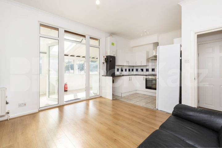 Spacious 5-bedroom furnished house with large garden – available end of July – Hamilton Road, NW10.This well-maintained and fully furnished five-bedroom house is perfect for a group of sharers looking for both comfort and space Hamilton Road, London, NW10,  London