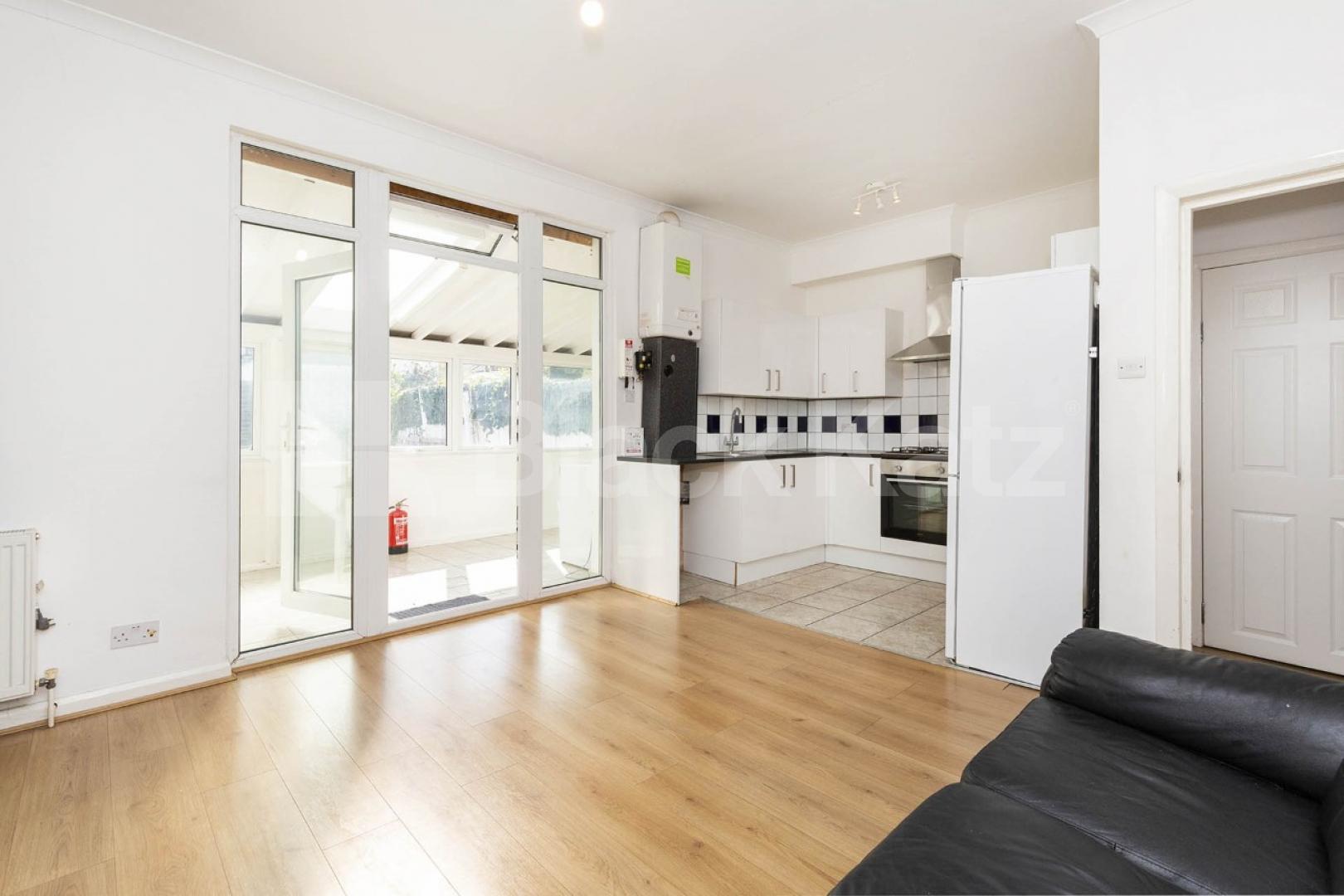 Spacious 5-bedroom furnished house with large garden – available end of July – Hamilton Road, NW10.This well-maintained and fully furnished five-bedroom house is perfect for a group of sharers looking for both comfort and space Hamilton Road, London, NW10,  London