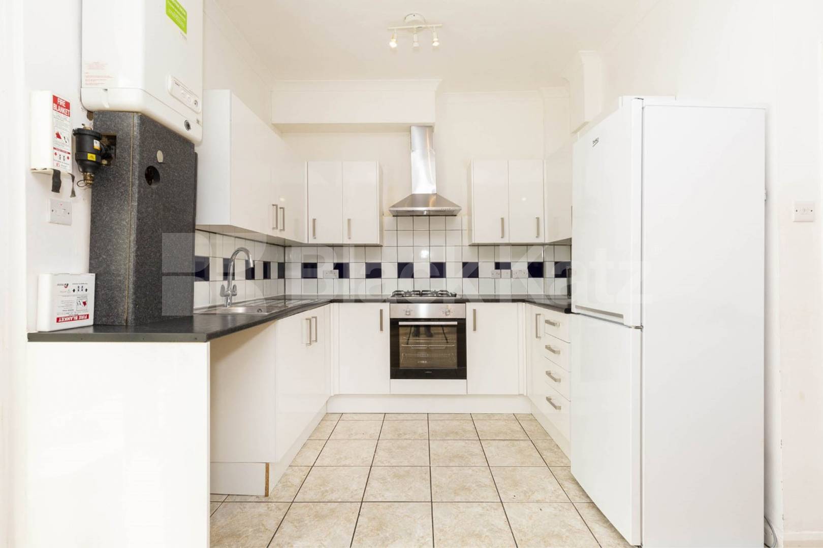 Spacious 5-bedroom furnished house with large garden – available end of July – Hamilton Road, NW10.This well-maintained and fully furnished five-bedroom house is perfect for a group of sharers looking for both comfort and space Hamilton Road, London, NW10,  London
